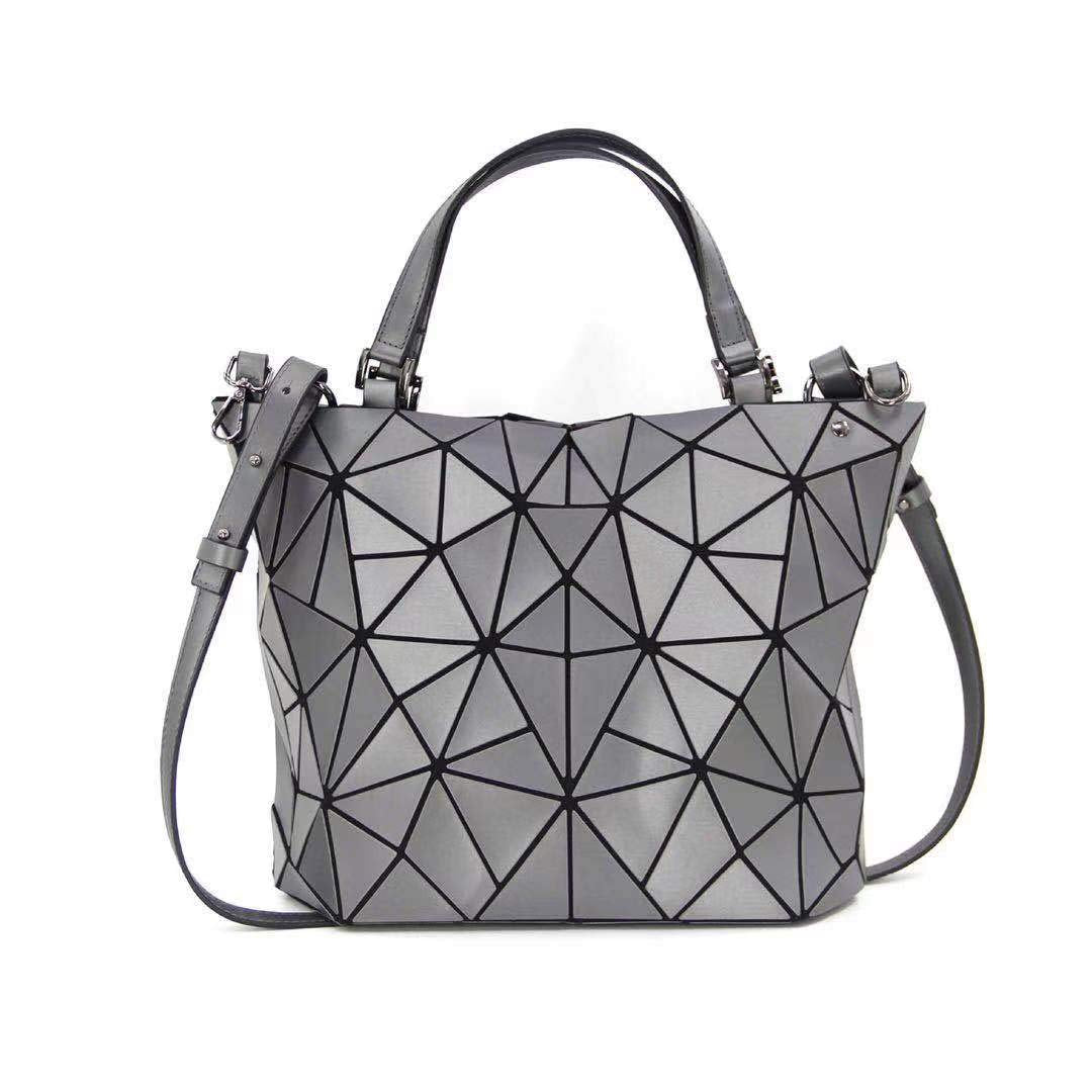 Geometric Holographic Luminous Purse – Shard Lattice Rainbow Handbag in Silver